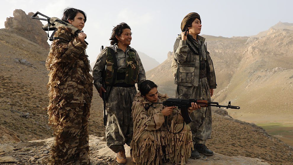 کاورا لە #هەولێر دانیشتۆ و لە هەمان کات دا کە لەشکری داگیرکەری ترک بە بن ماڵەکەی دا دەڕوا و خەریکی داگیرکاریە، مرتەقی لە بەر نایە هاتۆ دژی کچان و ژنانی کورد بە تایبەت ڕۆژهەڵات دەنووسێ و دەدوێ و کوردایەتی دەفرۆشێ بە کچانی نیشتمان!!!

قولی ڕەش و سپی لە بوار دەر دەکەوێ نە توویتێر!