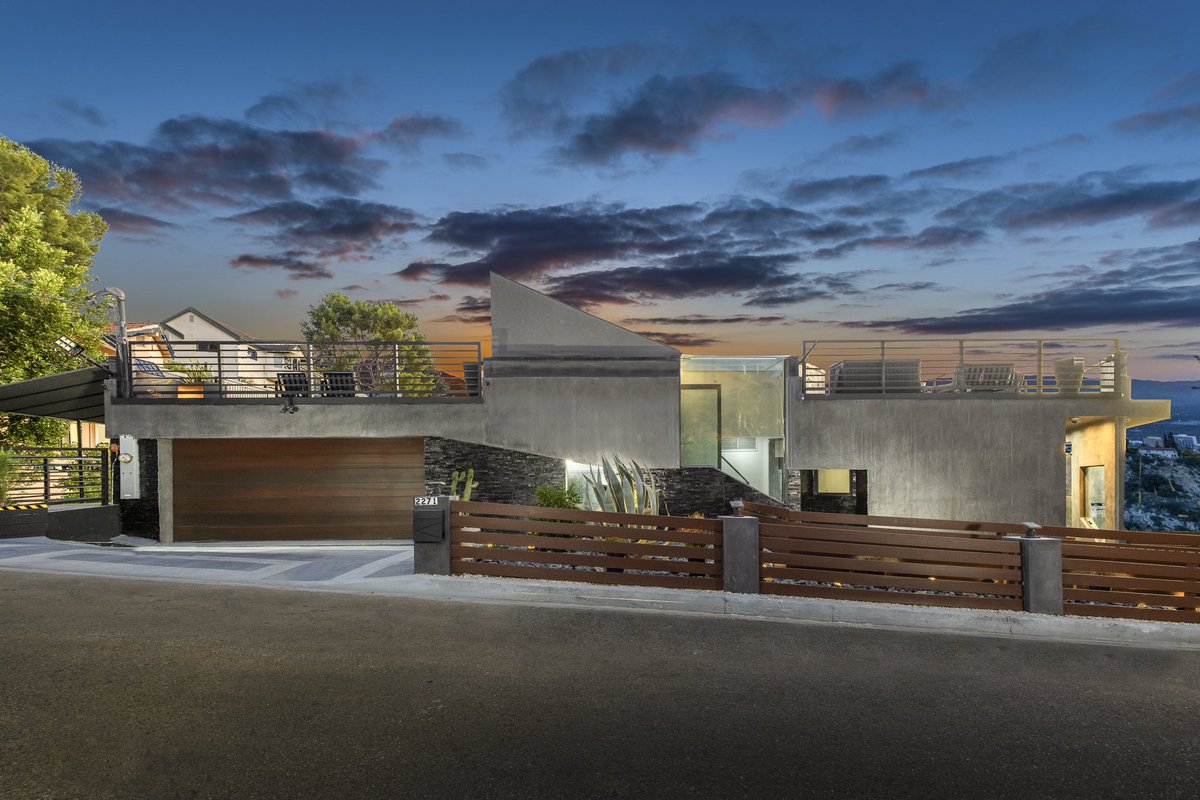 RogerPerryLA's tweet image. JUST LISTED! 

2271 Gloaming Way

For lease at $21,500/mo

5 bed • 4.5 ba • 4,778 sq ft

Beverly Hills home on a private and secluded street. Tri-level home with an ELEVATOR and VIEWS from every room. Go out to the outdoor deck with an infinity pool and spa. 

FULLY FURNISHED!