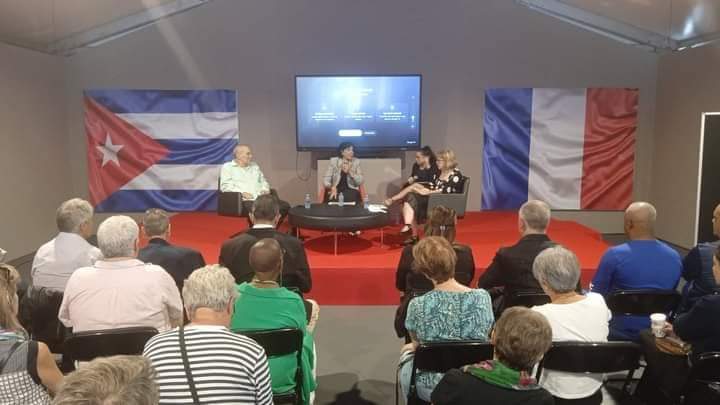 SaludDPinar's tweet photo. 🔬 Destacados científicos cubanos explicaron cómo #Cuba pudo derrotar a la #COVID19, con una vacuna propia.
🗼 Hasta #Paris2024 y la sede de #YoSoyCuba 🇨🇺 en Tremblay, resuena la hazaña de los héroes cubanos de la ciencia.  #CubaPorLaVida https://t.co/9Th4cDEalo