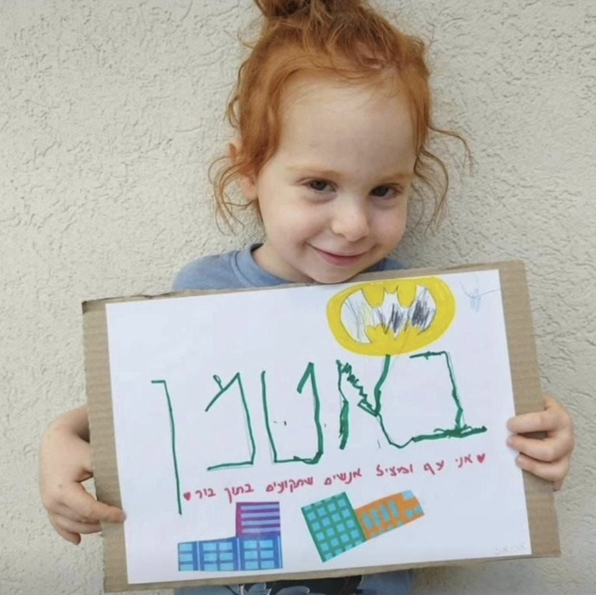 DahliaKurtz's tweet image. That's Ariel Bibas. His drawing says, “Batman. I want to be a hero, fly, and rescue people stuck in a hole.” 

Now Ariel needs Batman to rescue him from a hole in Gaza.

In two weeks, he'll turn 5. In captivity.

His grandfather, Eli Bibas, gave this drawing Prime Minister…