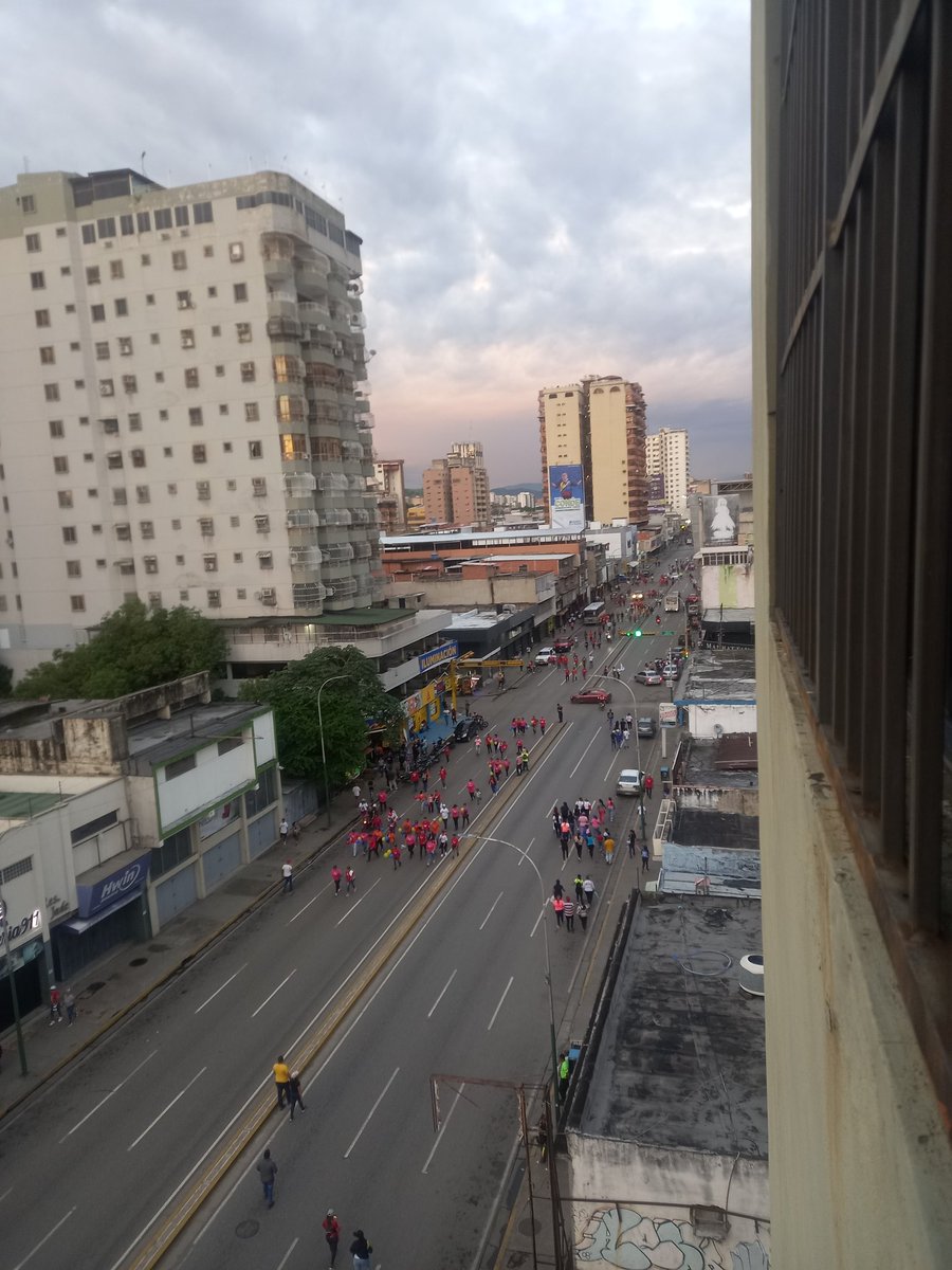 a_mairyn's tweet photo. Pura estrategia para dar sensación de que tienen gente.... la mayoría llegando en autobús https://t.co/z4rMghk9SK