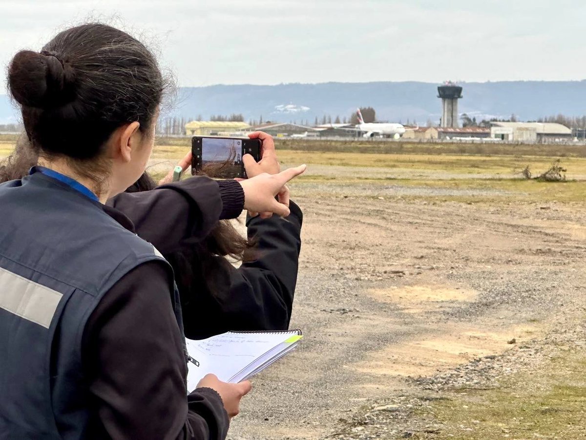BiobioBBNN's tweet photo. Hoy el Seremi @Edopacheco junto a 2 fiscalizadoras, inspeccionó el aeropuerto #Carriel para chequear el uso que le han dado a los terrenos destinados por el fisco a la @DGACChile para la implementación de pistas, torre de control y diferentes instalaciones👇 https://t.co/pglL6oXCC8
