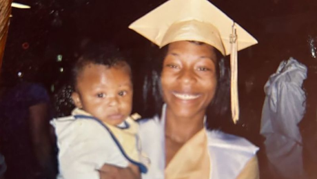 SONYA MASSEY DEBERÍA ESTAR VIVA.

Si no han escuchado de este caso, aquí les contamos. Si ya lo conocen, POR FAVOR dejen de replicar el video de su muerte. 

👉🏾Todo pasó el 6 de julio, cuando Sonya llamó a la policía para reportar a un intruso en su casa.