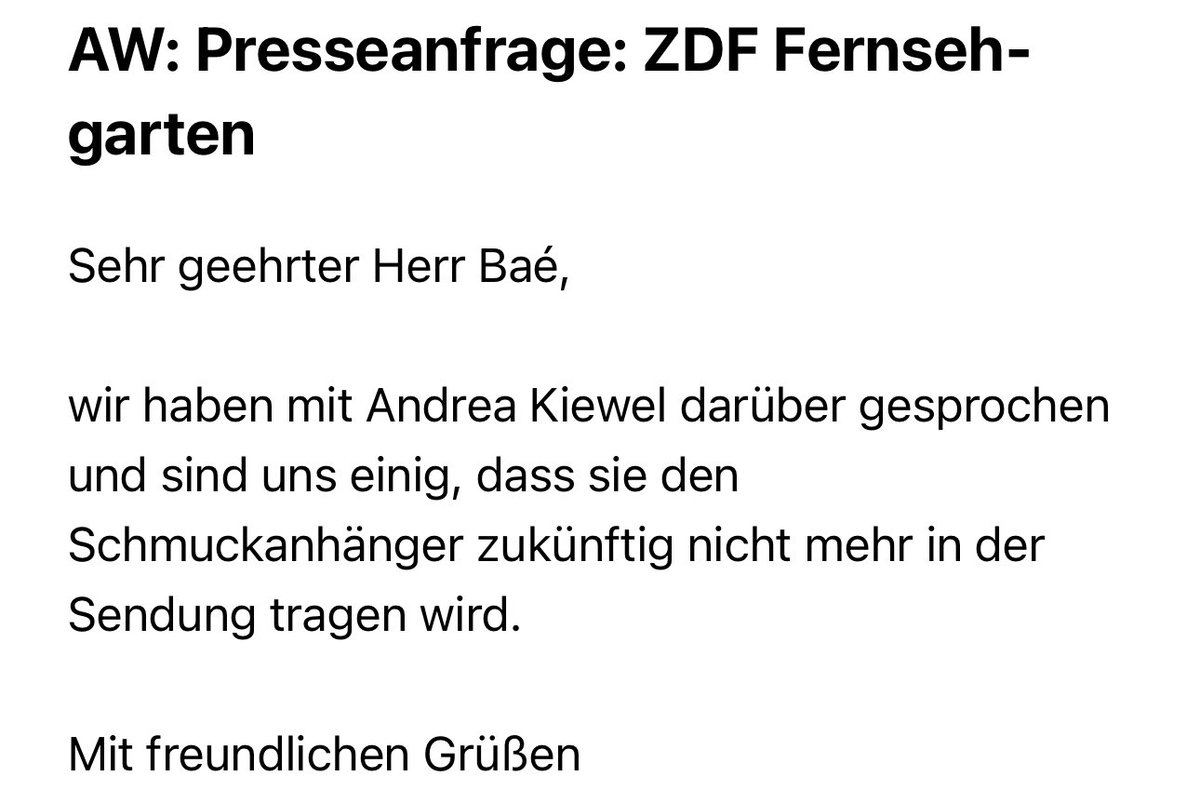 Die ZDF-Moderatorin Andrea Kiewel trug live im ZDF eine Kette, in der illegal besetzte Gebiete als Teil Israels dargestellt wurden, also eine laut IGH illegale Unterstzüng der illegalen Besatzung und Apartheid. Zudem ein Symbol der Faschisten in Israel.

Das ZDF zieht aber keine