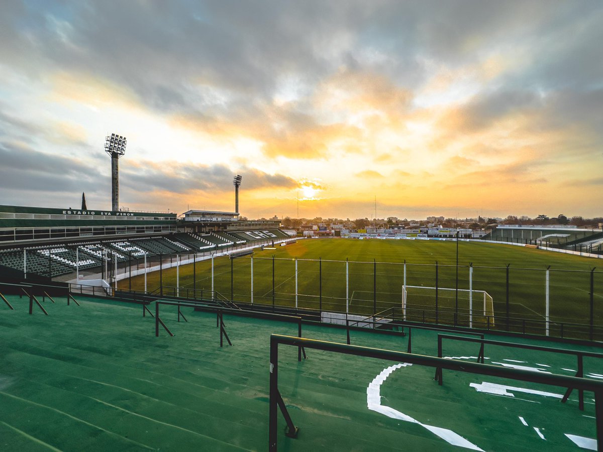 CASarmientoOf's tweet photo. 💚 Estamos preparando nuestra casa para el partido de mañana ante Racing, con el estadio pintado nuevo.

🙌 El club y el Departamento de Socios agradecen a las Peñas, filiales y socios en general, por su apoyo incondicional.

#DaleVerde 🇳🇬 https://t.co/e1Sut7iTAe