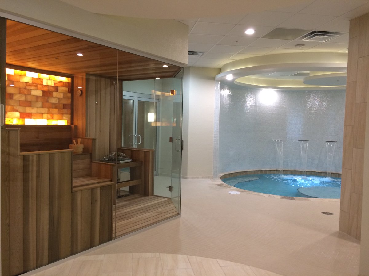 Feeling the heat? Take it to the next level with a cold water plunge after your sauna session! Discover the surprising health benefits: finnleo.com/blog/cold-wate…