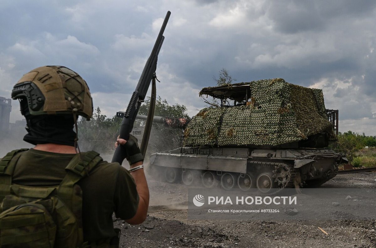 TheGreyPatriot_'s tweet photo. 🇷🇺 MSTA-S unit at work today in Avdeevka direction.
Notice that most units now have dedicated anti-done troops.
#Russia #Russian #Russians #Today #SVO #MSTA #MSTAS #Artillery #Cannon #Howitzer #UAV #Drone #Shotgun #Military #Army https://t.co/kI1TstUsJd