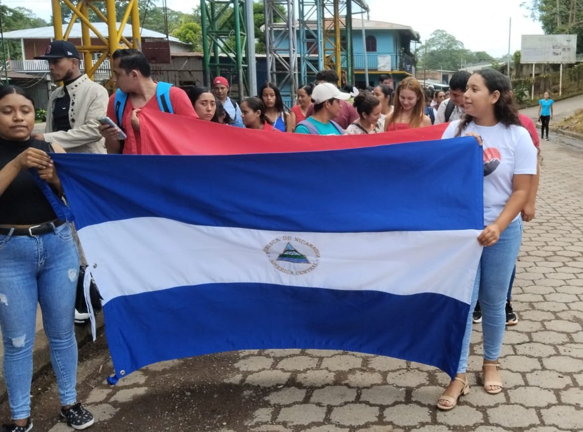 AdelanteSiempr_'s tweet photo. Militancia Sandinista de #Bocay, #Jinotega conmemora el 23 de julio de 1959, masacre de los estudiantes en la Ciudad de #León. 📅🎓🌹❤️🖤

#4519LapatriaLaRevolución https://t.co/B6naojsWiS