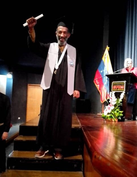 CENAFotografia's tweet photo. ✨Desde #CENAF felicitamos a nuestro compañero José Blanco, por obtener un merecido título en Desarrollo Cultural conferido por la Misión Cultura y la UNESR, siempre en la vanguardia y en la defensa de nuestro ambiente, nuestra cultura y la educación.
#AfirmativosYPaLante https://t.co/g3jwfPUH7b