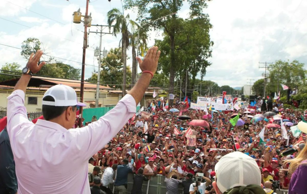 PsuvEmmanuel's tweet photo. #Cojedes Una gran concentración sellando la Victoria con nuestro Presidente Nicolás Maduro. #28dejulio Vota PSUV. https://t.co/VHRrXO4k7L