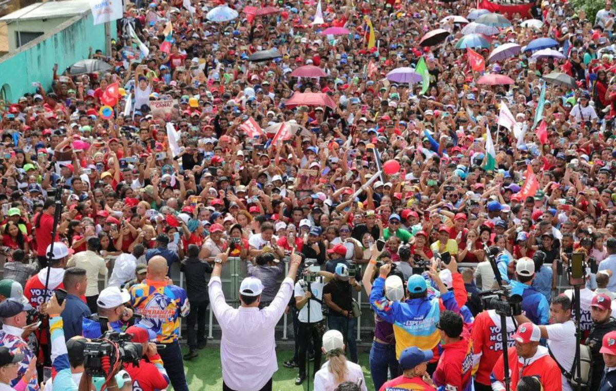 PsuvEmmanuel's tweet photo. #Cojedes Una gran concentración sellando la Victoria con nuestro Presidente Nicolás Maduro. #28dejulio Vota PSUV. https://t.co/VHRrXO4k7L