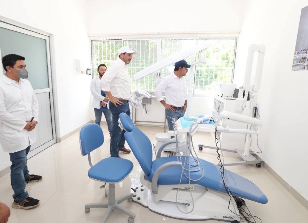 MauVila's tweet photo. Entregamos en #Xoy, comisaría de #Peto, los trabajos de remodelación y equipamiento del Centro de Salud, para ofrecer una atención médica de calidad a las familias del interior del estado. Estamos rehabilitando y remodelando los 140 Centros de Salud de todo #Yucatán, que ya cuentan con servicios gratuitos de ultrasonidos, laboratorio para análisis clínicos, atención dental y psicológica, así como atención médica las 24 horas, 6 días de la semana, con la Tarjeta Universal de Salud.