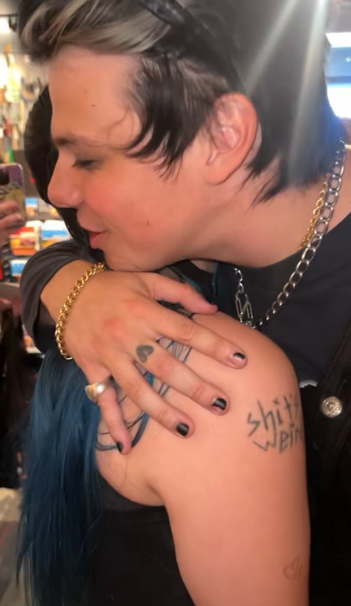 kenz sees yungblud soon🖤🦇 tweet media