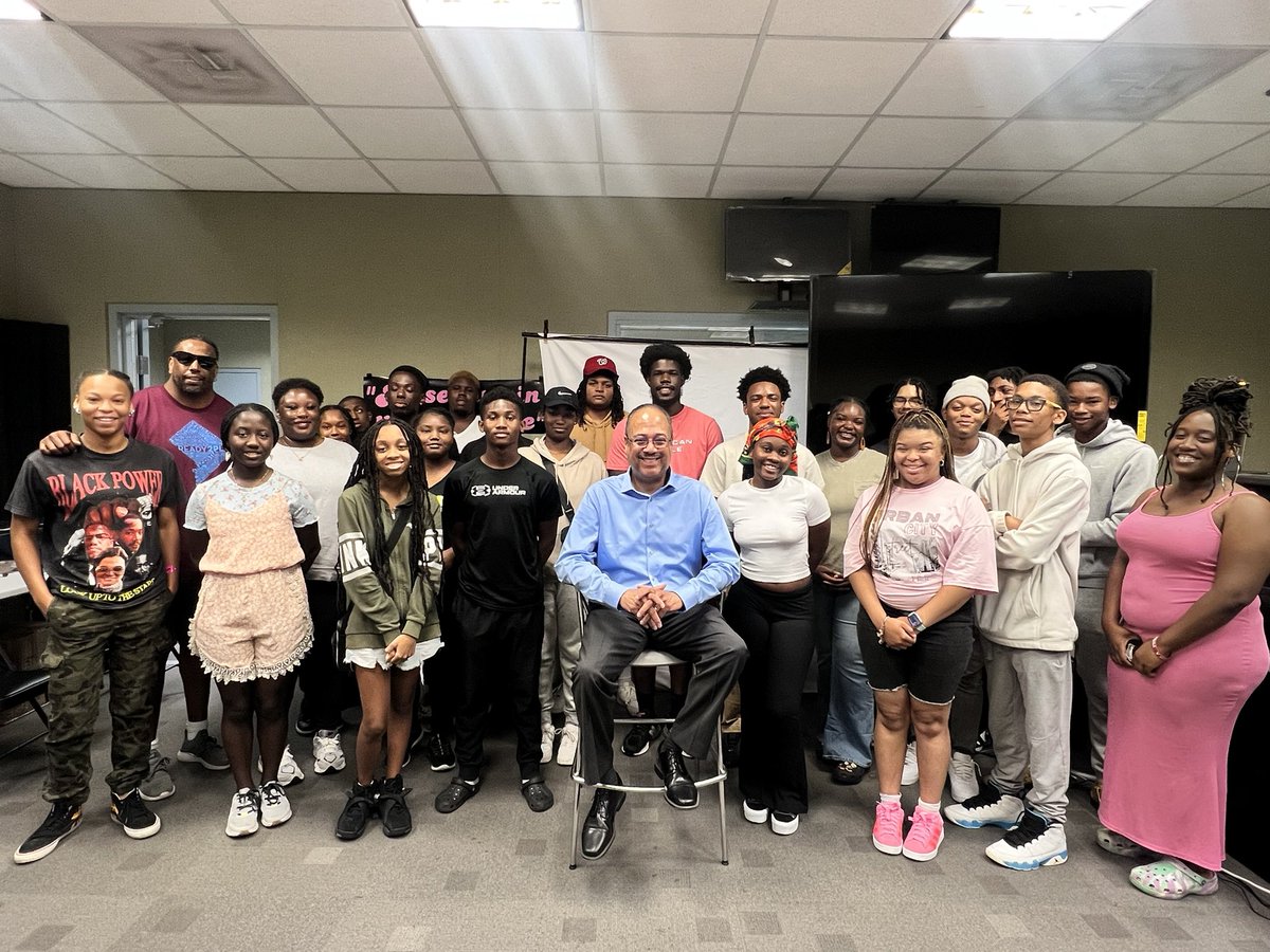 MakaioKeels's tweet image. Thank you @TonyPerkinsFMTV for coming to Deannwood Radio Broadcasting and motivating us with your personal stories and your Great advice❤️💯! #morethanarec #dprprograms