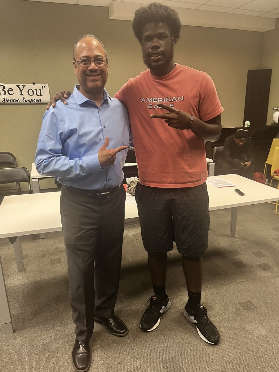 MakaioKeels's tweet image. Thank you @TonyPerkinsFMTV for coming to Deannwood Radio Broadcasting and motivating us with your personal stories and your Great advice❤️💯! #morethanarec #dprprograms