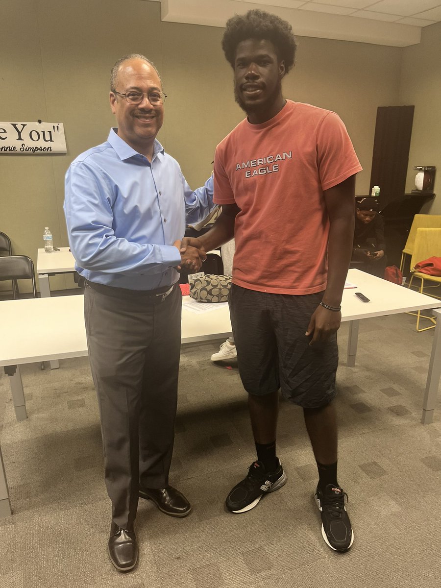 MakaioKeels's tweet image. Thank you @TonyPerkinsFMTV for coming to Deannwood Radio Broadcasting and motivating us with your personal stories and your Great advice❤️💯! #morethanarec #dprprograms