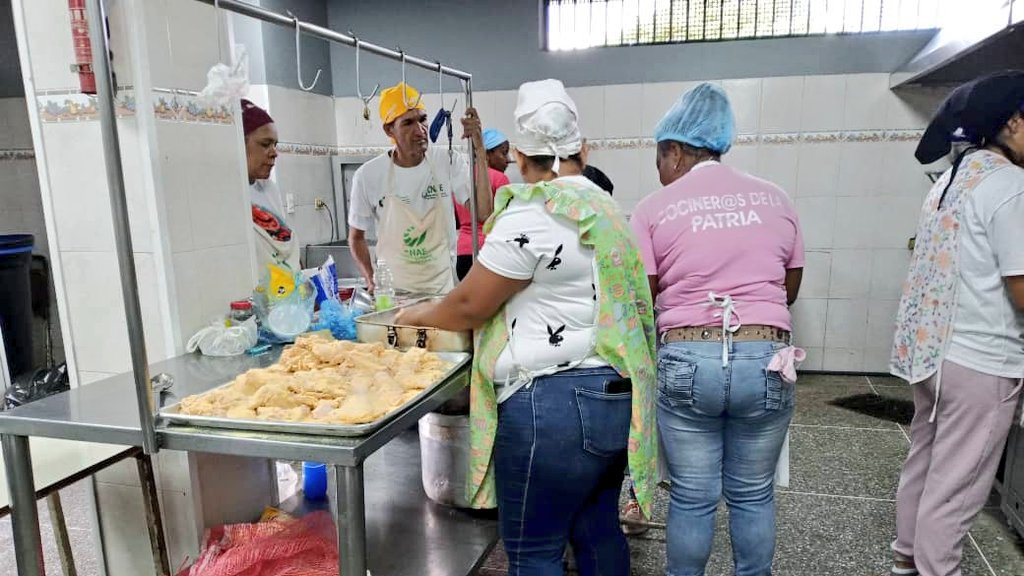 CDCEELRECREO's tweet photo. Agradecemos a todas las cocineras por su grandiosa labor previo al #mostachofest2024, que siguen impulsando la calidad en el sector educativo.

@CDCECaracas
@MPPEDUCACION 
@gracielamarilis https://t.co/wDjByFQUfT