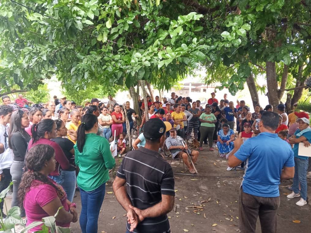 #Enterate || 5 Consejos Comunales pertenecientes al Circuito Comunal Bolívar y Chávez II del estado #Barinas se reunieron para discutir y aprobar los términos de ejecución del proyecto comunal. #ComunaONada 
#GenteDePaz
<a href="/NicolasMaduro/">Nicolás Maduro</a>
<a href="/AngelPComuna/">Comunero Angel Prado</a>
@comunasve