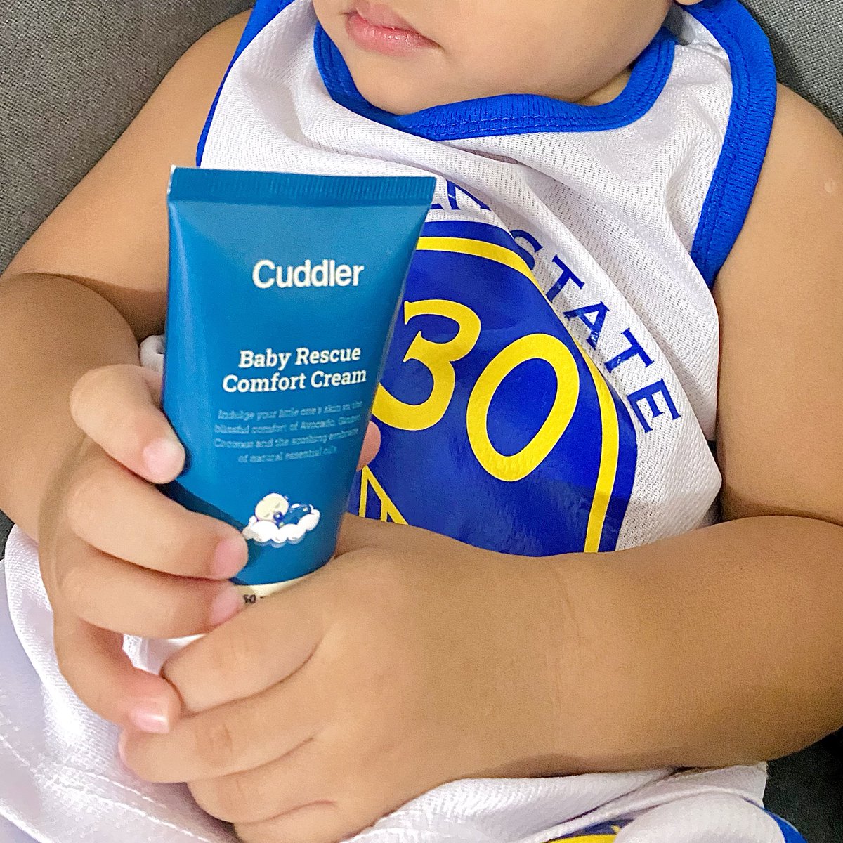 "Mama, ni ni"

Mateen punya rutin sebelum tidur mesti sapu cream cuddler ni dulu baru lena tidur.

Rasa dia berangin manjahh je. Kalau kembung perut/sembelit pun i guna ni.

Approved ✨💯