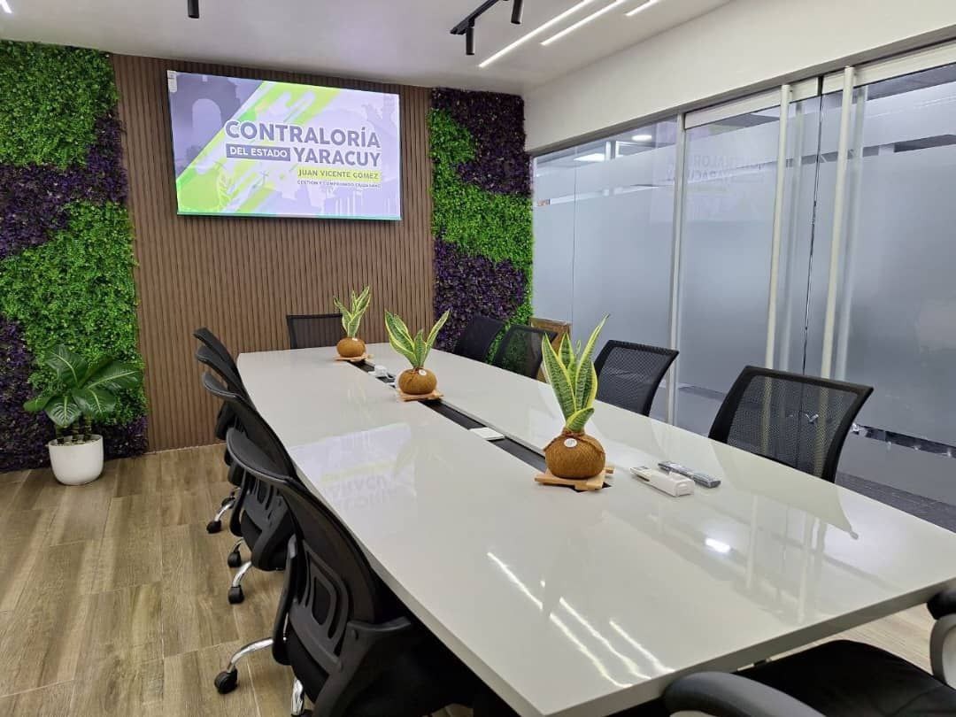 La máxima autoridad nacional de control fiscal, acompañado de Yaritza Arias de Peraza, directora de Sersacon y Karolayn Parra, directora general del despacho del CGR,felicitó al contralor Gómez por el esfuerzo de dignificar a los funcionarios de la CEY con una nueva sede #Yaracuy