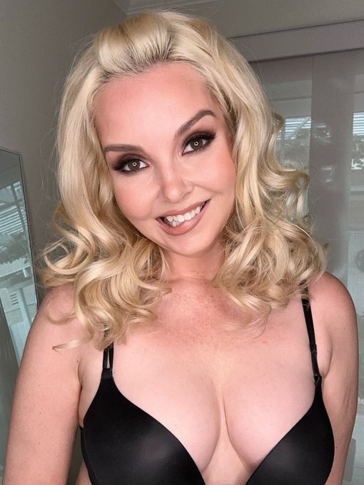 Getting ready for my live show tonight! Be there or be square! https://t.co/Mw8NVl7mcO