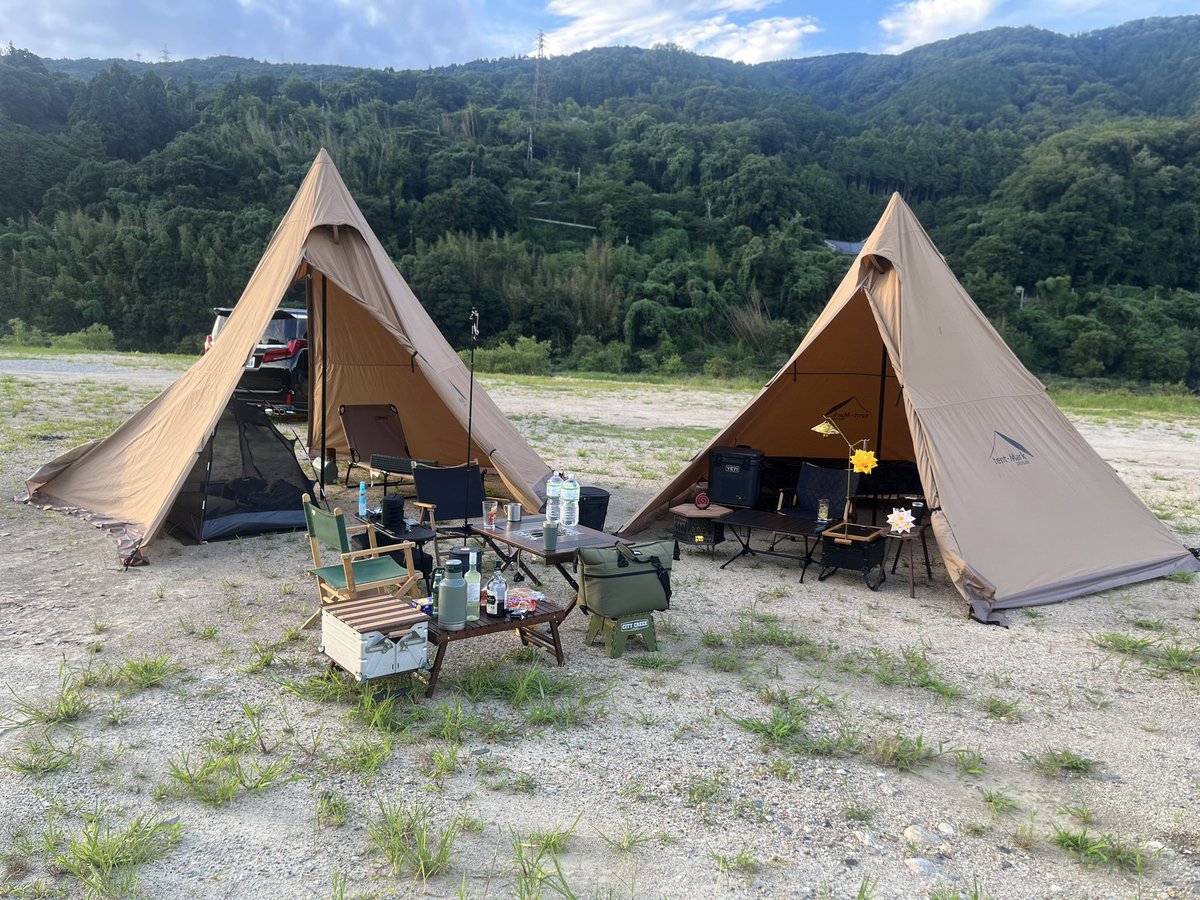 midorinocamp's tweet photo. 名前：みどり
車：アルファード
テント：サーカスTCDX/ウナ/ヤクドーム550
年齢 :  92年式
キャンプ歴：2021/08〜
スタイル：ソロ、ソログル、グル
ギアを愛でてきゃん杯するスタイル🙏
#キャンプ
#キャンプギア
#キャ脳
#キャンプ好きと繋がりたい https://t.co/ZOJ35HPqFA