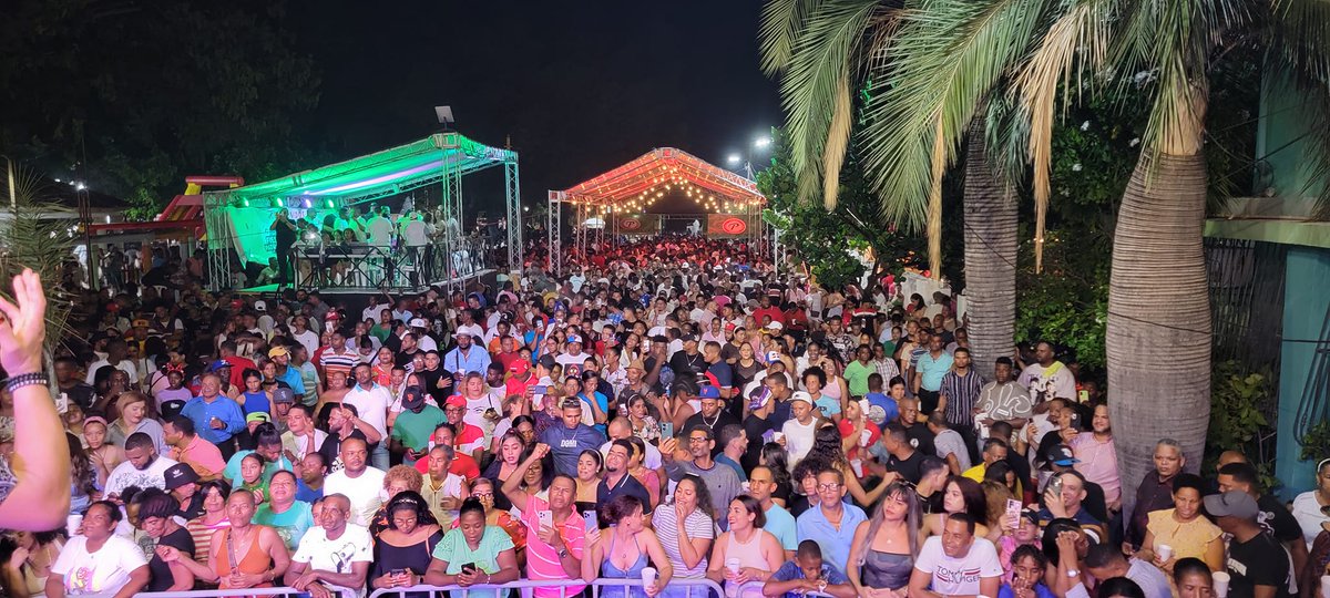 hecmiliogalvan's tweet photo. Gracias Duvergé

Agradezco al Municipio de Duvergé y su Alcaldía por su declaratoria de "Hijo Adoptivo" en el Marco de sus Fiestas Patronales 2024.

Reafirmamos nuestro compromiso con esta ciudad sureña, su progreso y del toda la República Dominicana.

Seguiremos trabajando! https://t.co/0FHp8fstkt