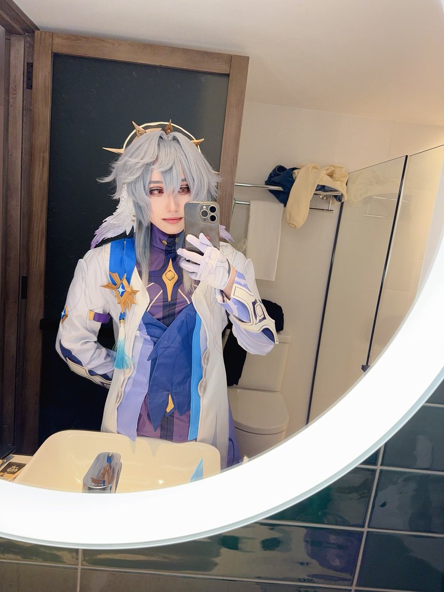 tiranasu's tweet photo. trying to pretend i actually use this app..
 (๑•́ -•̀) sunday from smash sunday that i snuck a few selfies of in friends hotel room, i am now sickly with a deadly sore throat so am sitting at home updating random social medias https://t.co/b3XaGNjLZD
