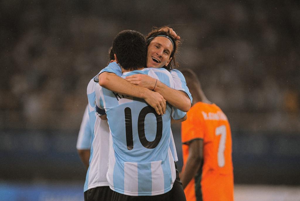 fotosroman10's tweet photo. Juan Román Riquelme y Leo Messi, Juegos Olímpicos 2008. https://t.co/5CymC5CXFa