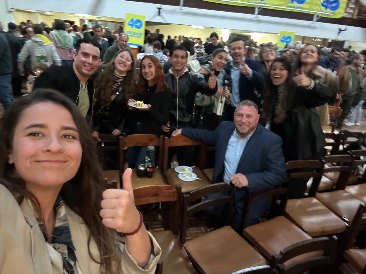GabrielGarciauy's tweet photo. Cumpleaños de la 40 con la barra @ESPACIOCUARENTA por muchos más!!! @AlvaroDastugue @JavierGarcia_Uy @DipRodrigoGoni https://t.co/Jw32dGI6Te