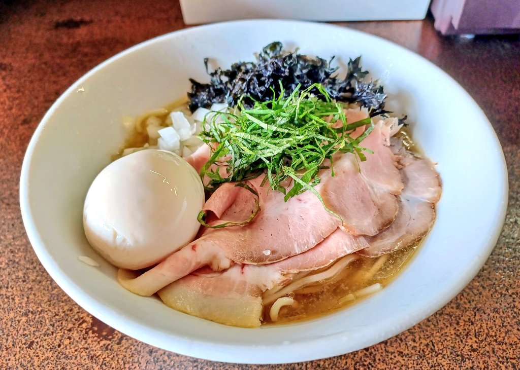 cibamenshoku's tweet photo. 松戸市　小金原
2番ライト煮干男(ニボメン)
さんで
冷やしニボマグコン
和え玉を頂きました🍜🍥

キンキンに冷やされた器
で提供された🍜は煮干し
の香ばしさに後追いで拡がる
複合的な旨味 昆布以外の
とろみもつけられた店主の
マジック🎩👍️
柔らか食感のチャーシューも
絶品だね😋💯

ご馳走様🙏 https://t.co/gZQfRThOZO