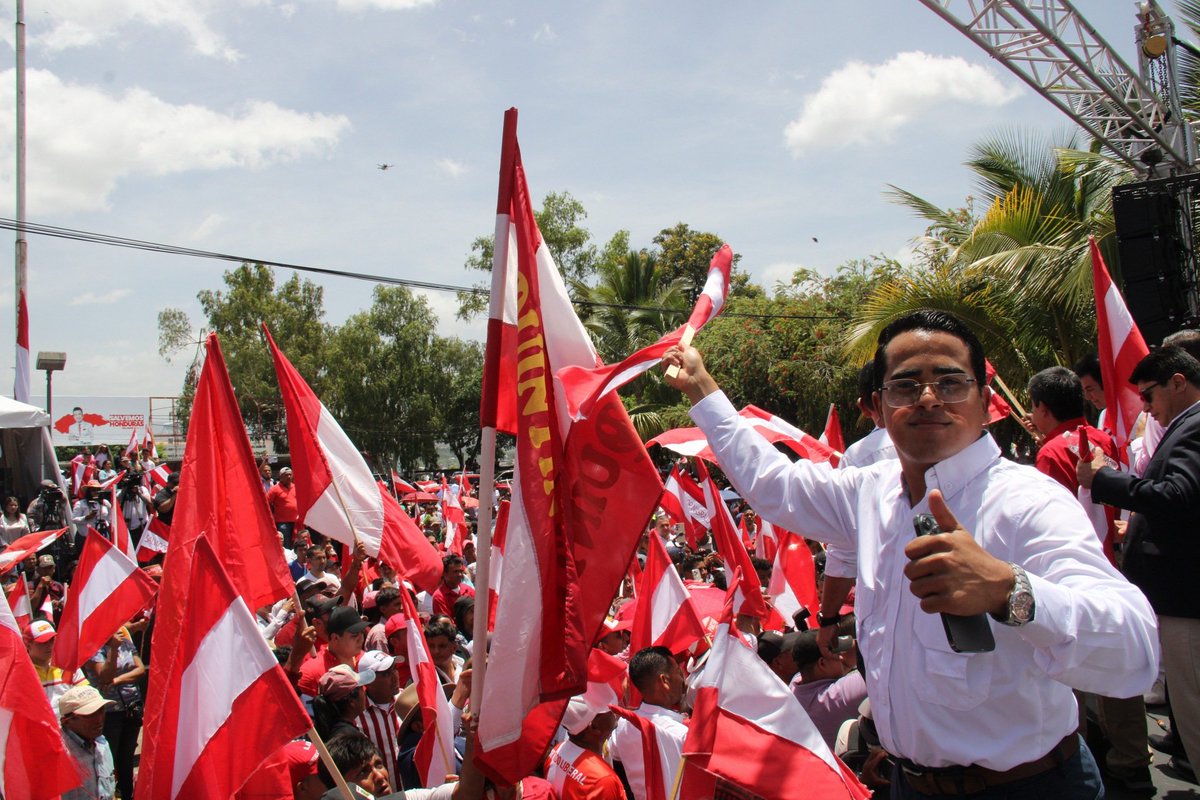 🇦🇹En un total éxito culminó la juramentación del Ing. <a href="/SalvaPresidente/">Salvador Nasralla</a>, quien fue compañado por cientos de liberales  qué se hicieron presente en el Central Ejecutiva del <a href="/PLHonduras/">Partido Liberal de Honduras</a>  para respaldar su decisión.<a href="/IroshkaElvir/">Iroshka Elvir Diputada</a> <a href="/Jhosytoscano/">Jhosy Toscano</a> <a href="/UlloaMoi/">Moisés Ulloa M.</a> <a href="/pjbarquero/">Pedro J Barquero</a> <a href="/josuecolindres_/">Josue Colindres</a>