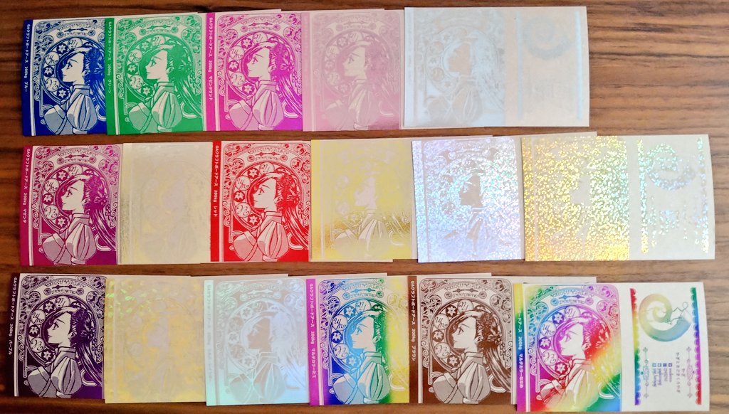 全面箔の有償見本届きましたわ!!
今回、上半分に名刺風データ、下半分にこの間のミュシャのやつ。全体ミュシャ風でも良かったんだけど、どれくらい出るのか分からなかったから比較してみたくて。
箔って一言で言っても全然違うのね。楽しい。
#おたクラブでつくったよ