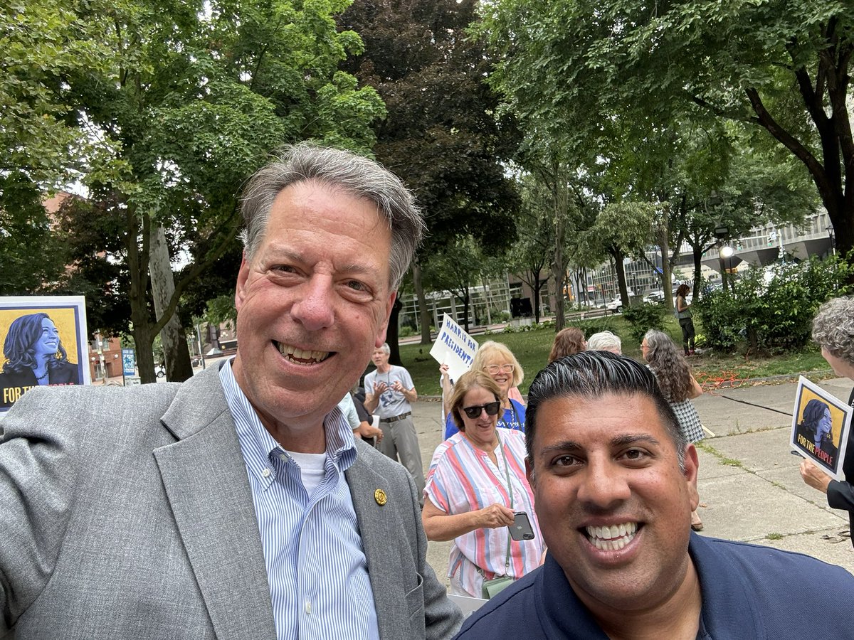 BillMoehle1's tweet photo. I was so honored to be asked to speak last night at the First @IndivRocNY rally for @VP Harris. The energy has gone from 0 to 60 in a flash among so many people who are committed to voting and working for @KamalaHarris for President 🇺🇸🇺🇸 https://t.co/7nDuZ7zTEw