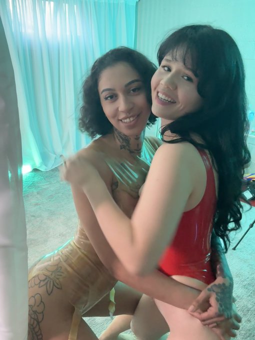 wearing “clothes” with hot my friend @ravynalexaxxx ? https://t.co/Vwt4JjDbtV