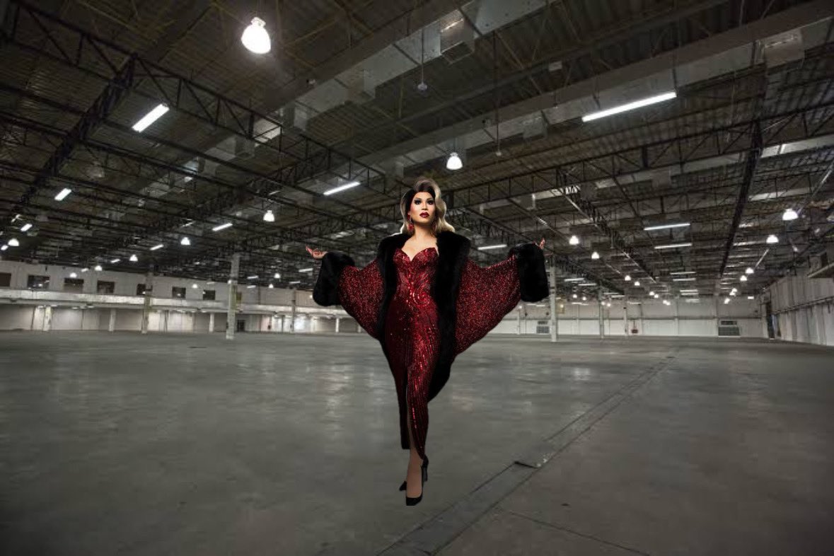 ELA SERVE TUDO! Extravagante e riquíssima, Kahmora Hall finalmente chegou à DragCon 2024 de Los Angeles!