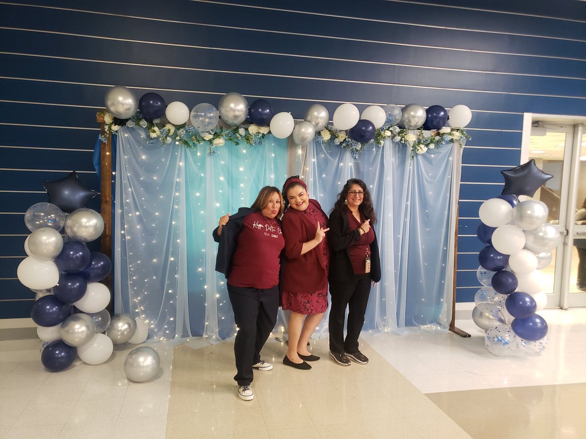 MGomez2k2's tweet image. Blessed to call these ladies my sisters! #KDCHI #sisterhood #greeklife #UHIL @ms_caflores @LindaTorresRan1