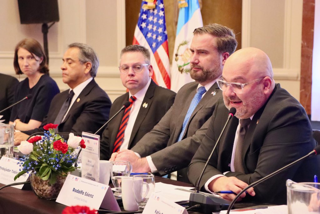 AmChamGT's tweet photo. Rodolfo Sáenz, Presidente de #AmChamGT, mencionó: "El Aeropuerto Internacional La Aurora es una #infraestructura de relevancia estratégica para #Guatemala, impactando significativamente en la economía, el comercio y el turismo del país. La importancia de invertir en su mantenimiento y modernización debe ser prioridad para el país."
@usembassyguate @construguate #EmbBradley