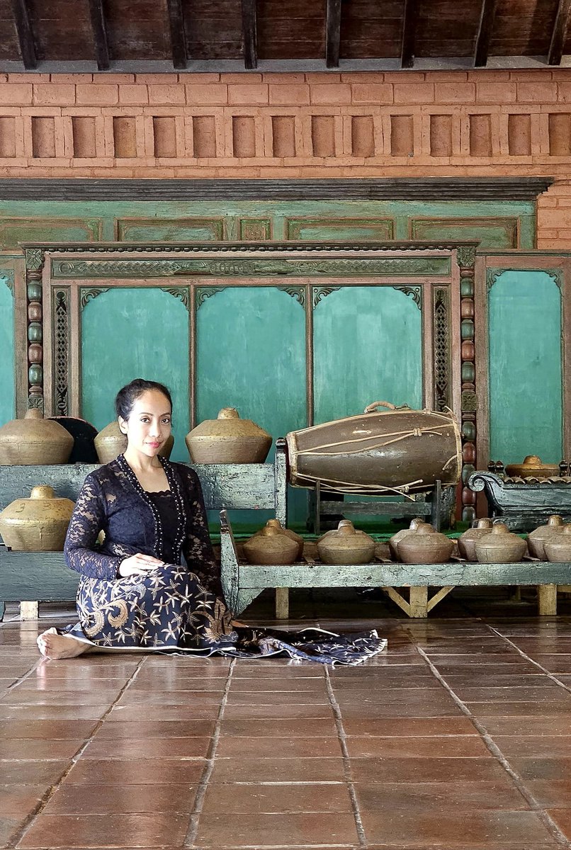 Kebaya..
Warisan silam leluhur kita..
.
Berkebaya..
Ungkapan cinta menjaga negeri 😍🇮🇩
.
Selamat hari Kebaya Nasional 2024

#harikebayanasional
#pesonakebaya