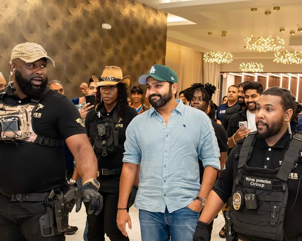 इंडियन कैप्टन रोहित शर्मा अमेरिका के टेक्सास प्रांत में स्थित डलास में घूमते हुए नजर आए। वर्ल्ड चैंपियन बनने के बाद रोहित शर्मा परिवार के साथ छुट्टियां मना रहे हैं। हिटमैन जहां जा रहे ह कि T-20 वर्ल्ड कप जीतने के बाद कप्तान रोहित शर्मा की लोकप्रियता बढ़ गई है?#rohitshama