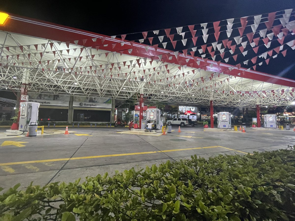luisferpardo's tweet photo. Casi hora y media después dicen que ya lograron poner la publicidad en el primer surtidor, faltan tres más!! Ahí va el chino por el segundo https://t.co/qRO4SMB3Hn