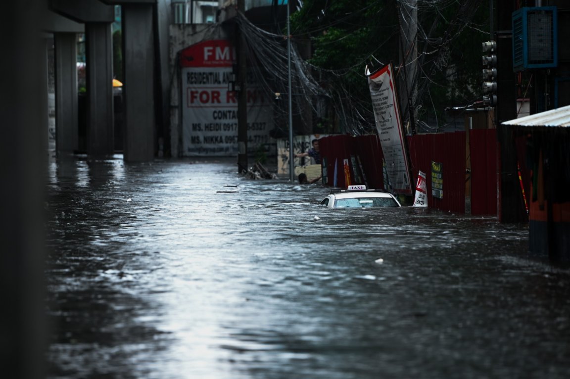 ABSCBNNews's tweet photo. LOOK: Residents wade through a knee-to-wrist-deep flood on and around Araneta Avenue in Quezon City on Wednesday.

Metro Manila woke up to floods in various areas of the capital region as the red warning level was raised by the weather bureau PAGASA due to intense rainfall brought about by the southwest monsoon enhanced by typhoon #CarinaPH. #FloodPatrol #WeatherPatrol 

Maria Tan, ABS-CBN News

READ MORE: https://t.co/VLtVcaJPif