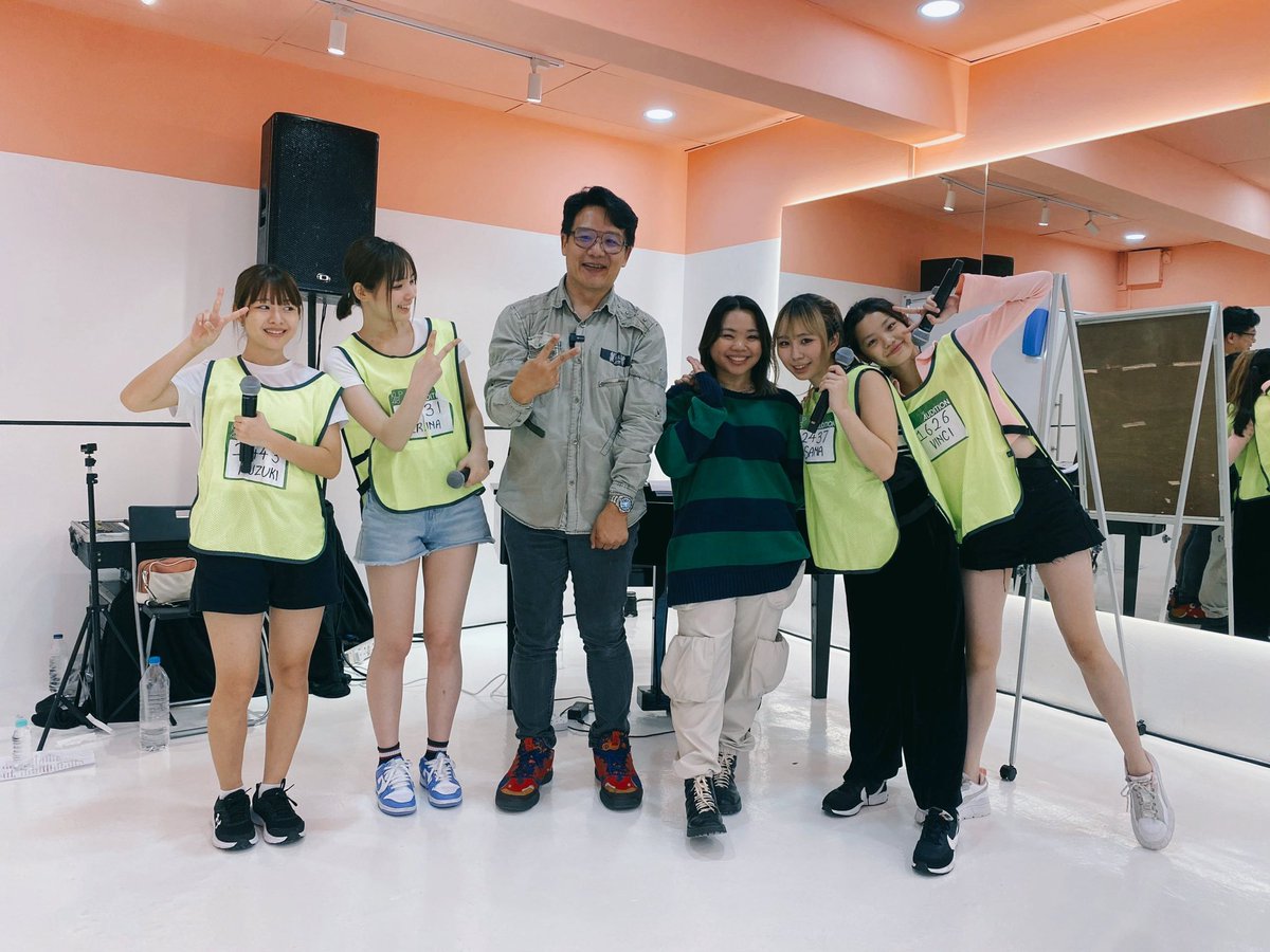 FaraDolhadi's tweet image. One with the girls 💛🌻 #KLP48 #vocalcoach