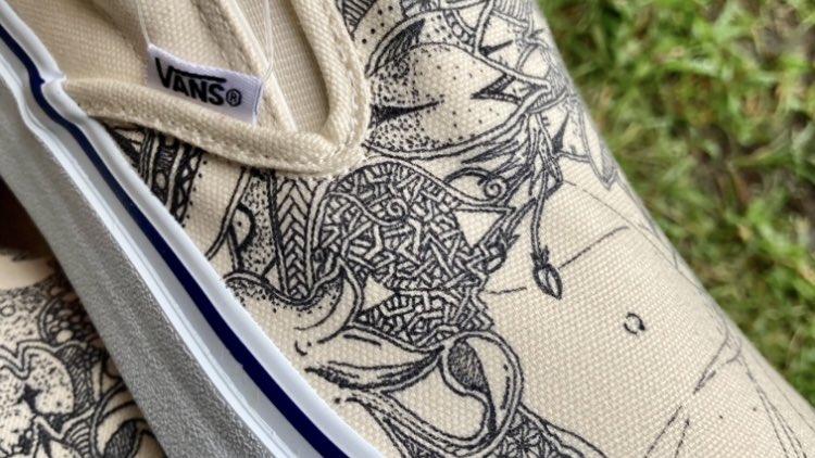 MLMSWDRAW's tweet image. みんなさん受け取られた際に左の距離で見て「すげぇ！！」って言ってくれるんですけど、本当に見て欲しいのは右の距離なのです
靴ですので
履く前提で描いていますから、右の距離で美しいかどうかを重視しています
#vans #customvans #handpaint