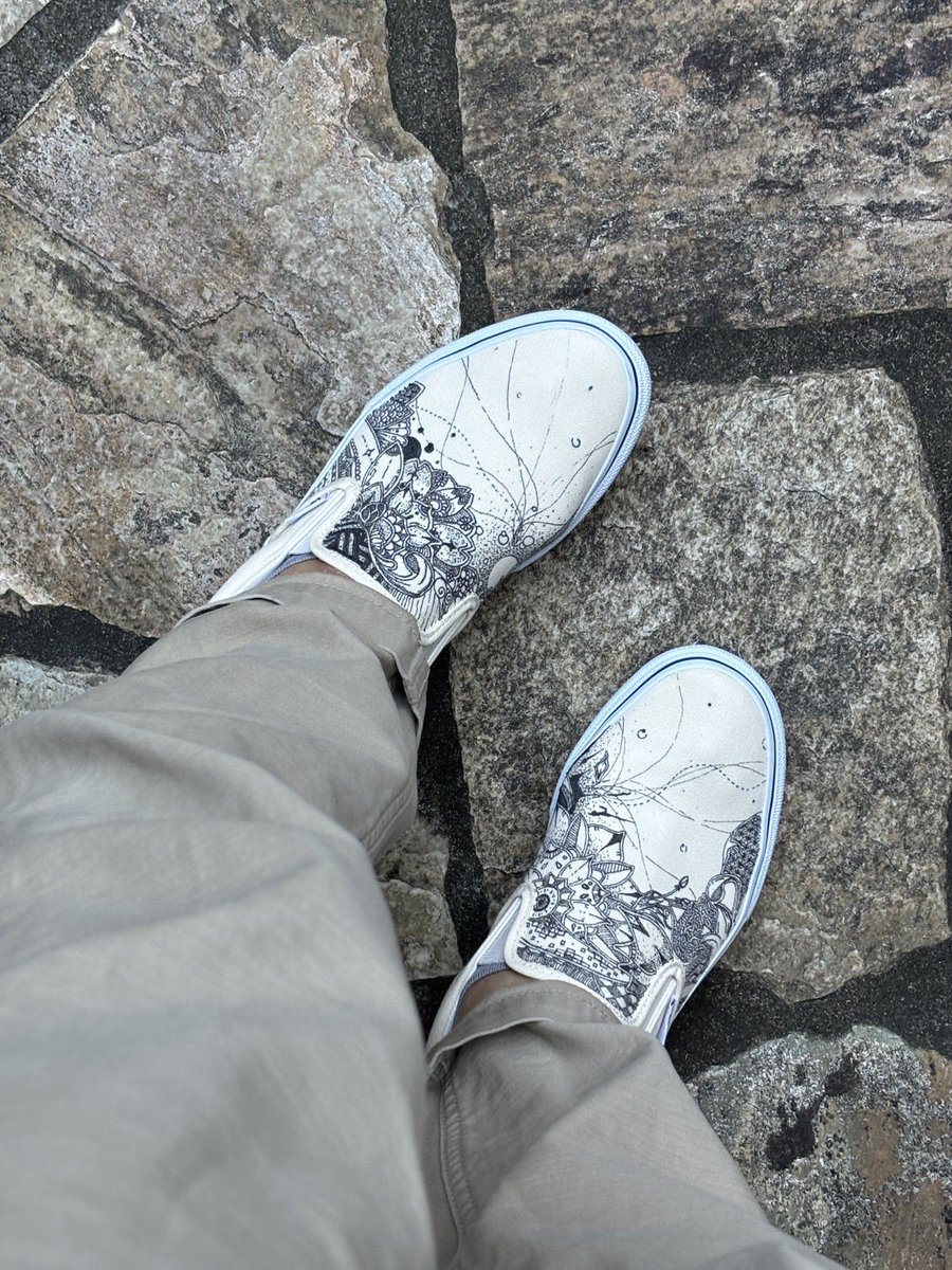 MLMSWDRAW's tweet image. みんなさん受け取られた際に左の距離で見て「すげぇ！！」って言ってくれるんですけど、本当に見て欲しいのは右の距離なのです
靴ですので
履く前提で描いていますから、右の距離で美しいかどうかを重視しています
#vans #customvans #handpaint