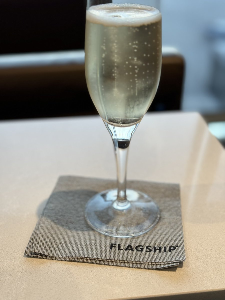 dfwskylink's tweet photo. Enjoying a preflight beverage at the Flagship lounge and planespotting. Thanks for the memories over the past several years @AmericanAir https://t.co/I7cJGNo9QL