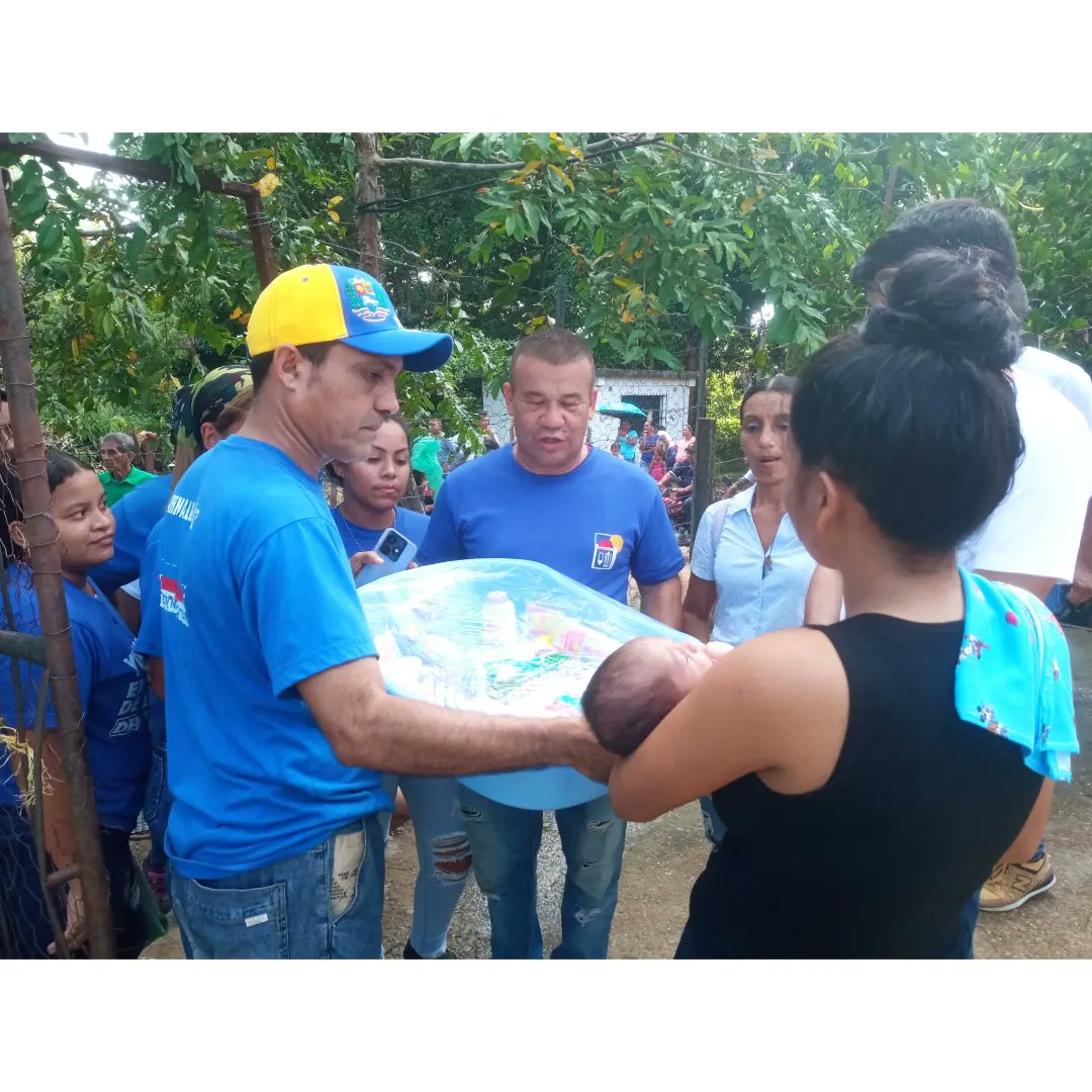 TinacoUnt's tweet photo. Hoy, #23Jul, nuestro compañero Jhonny Cáceres, junto al Sec. General Pablo Hernández y miembros de la estructura, realizó la entrega de  canastilla a una madre del sector Orupe. https://t.co/9swuBnSDcT