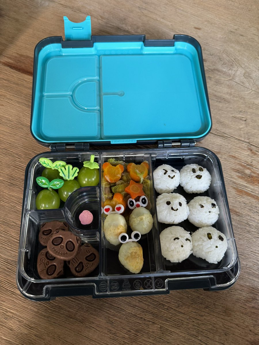 Bekel acel hari ini, 
Buah, biskuit, tumis sawi putih dan telor puyuh..
Bekel banyak soalnya acel suka ganyem dan sekolah lumayan lama