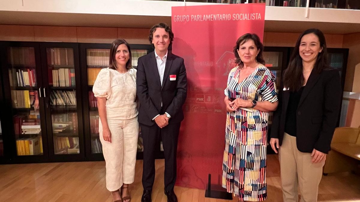 Nuestro agradecimiento a <a href="/estherpcamarero/">Esther Peña Camarero</a>, portavoz del <a href="/PSOE/">PSOE</a>, y a <a href="/Carmenpsoe/">Carmen Martínez Ramirez./❤</a>, portavoz sanitaria en el Congreso de los Diputados, por la reunión que hemos mantenido para analizar algunos de los retos actuales a la hora de incorporar #tecnologíaSanitaria de calidad en el SNS.