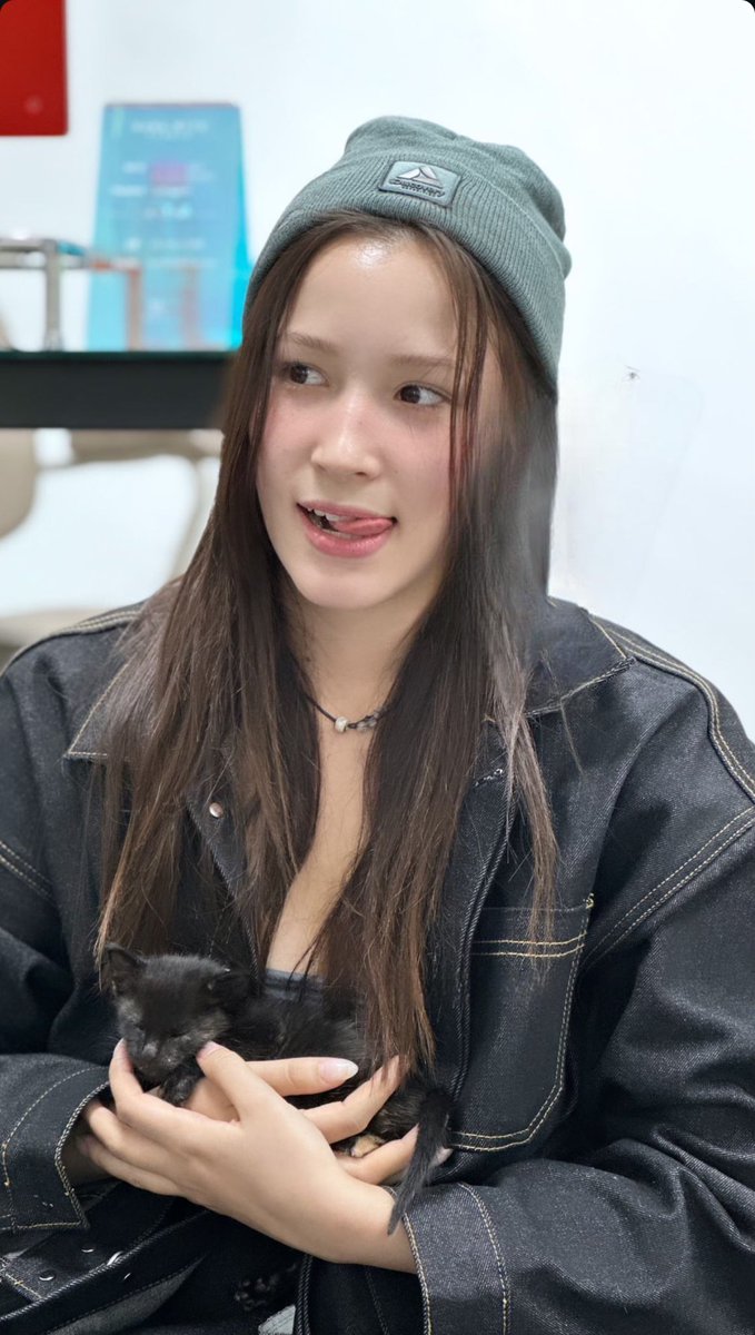 iMet_LEA's tweet photo. the first time lea hold aqua..
she was so small 🥹🐈⬛🐾🤍
#AQUADAY #아쿠아DAY https://t.co/tEiaexJ1xN